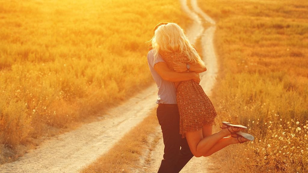 Pari tapasi ensimmäistä kertaa kasvoikkain lentokentällä ja meni heti naimisiin.