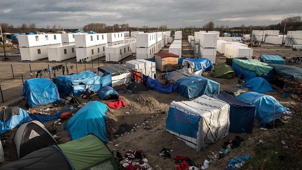 Calaisin ulkopuolella siirtolaisten asuttamaan Viidakkoon on tuotu myös kontteja siirtolaisten asuttavaksi.