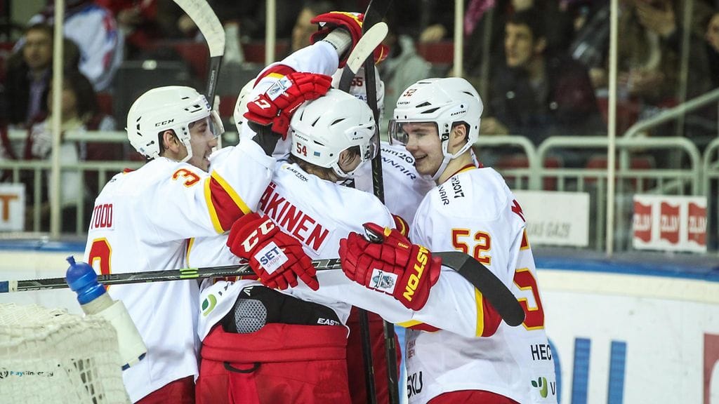 Kaksoset Miro (oik.) ja Atte Mäkinen (kesk.) värkkäsivät Jokerien 5-0-maalin.