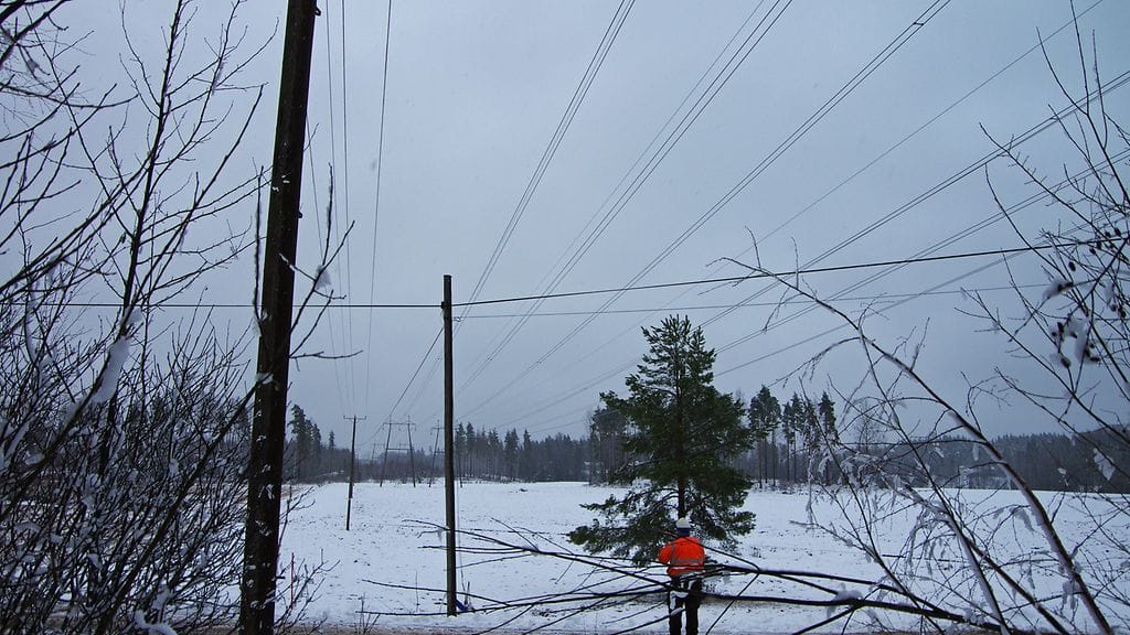Sähkölinjoja Porvoon Alueverkko Oy:n alueella. Sähkömarkkinalakiin on tulossa katto siirtohintojen korotuksille