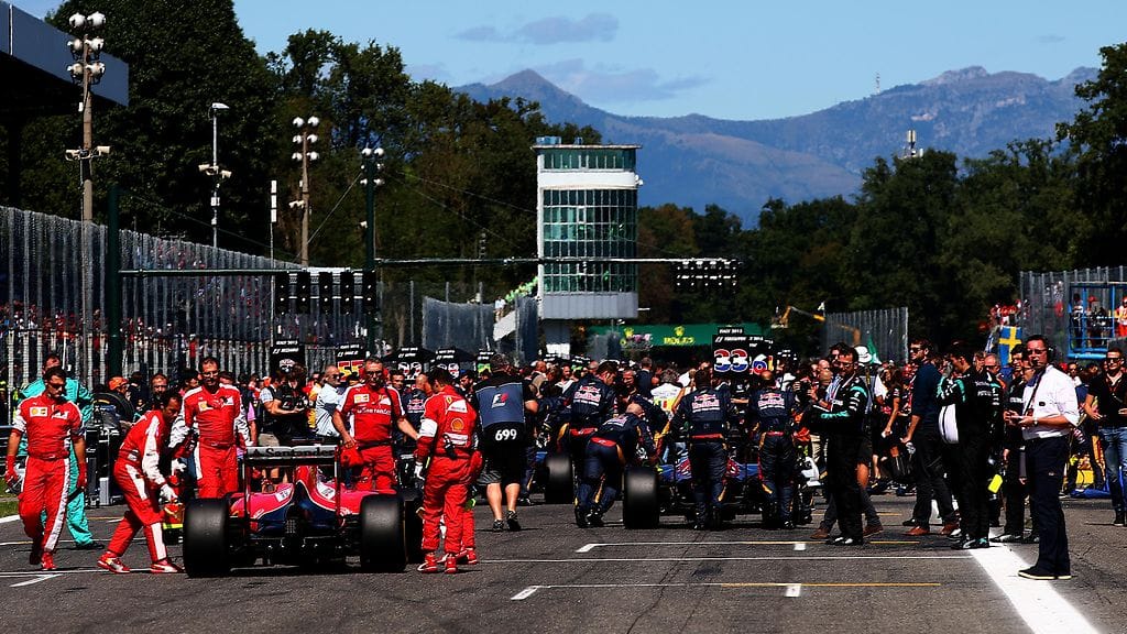 F1-autot Monzan radan lähtösuoralla viime kaudella.