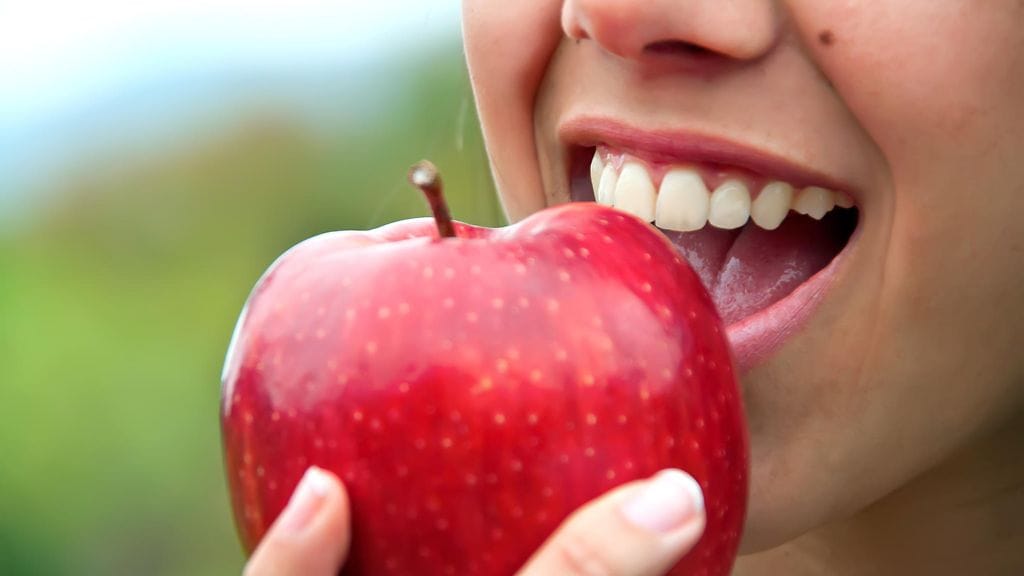 Runsaskuituisten hedelmien syönti vähentää riskiä sairastua suolistosyöpään.