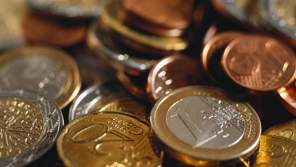 Euroopan komission ennusteen mukaan Suomen talouskasvua tukevat palkankorotusten siivittämä yksityisen kulutuksen kasvu ja julkiset investoinnit esimerkiksi puolustusteollisuuteen.