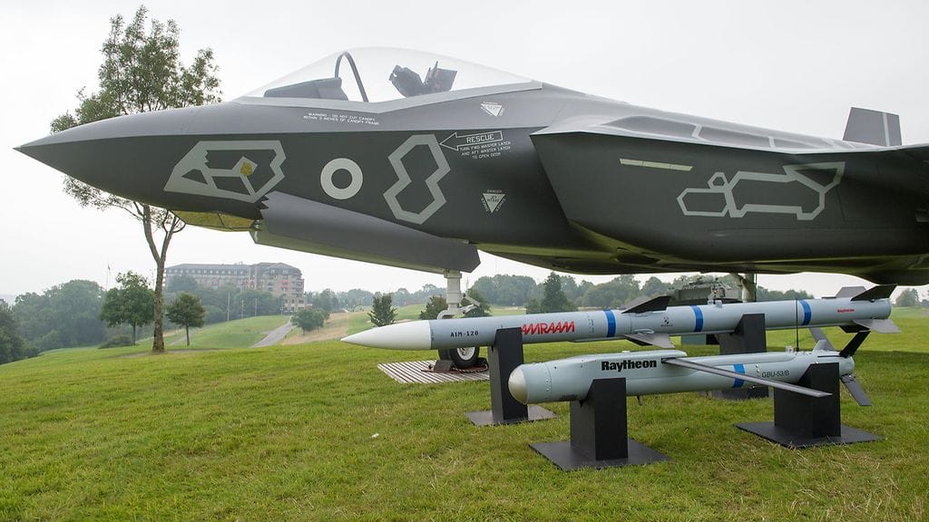 Lockheed Martin -valmistajan f-35 hävittäjä esillä Etelä-Walesissa 3.9.2014 Nato-kokouksen yhteydessä.