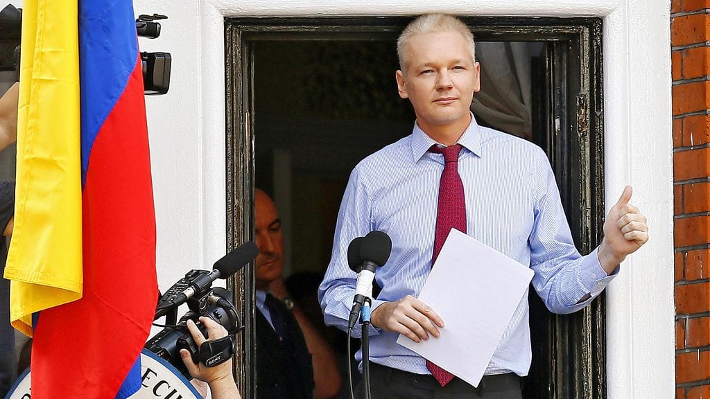 Julian Assange Ecuadorin lähetystön parvekkkeella Lontoossa elokuussa 2012.