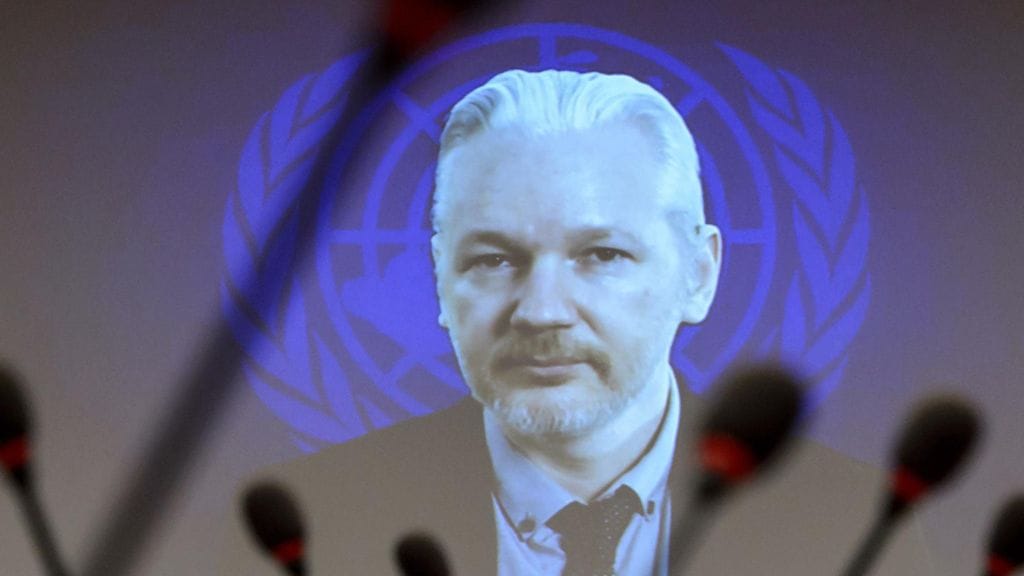 Wikileaksin perustaja Julian Assange puhumassa YK:n tilaisuudessa videolinkin välityksellä 23. maaliskuuta 2015.