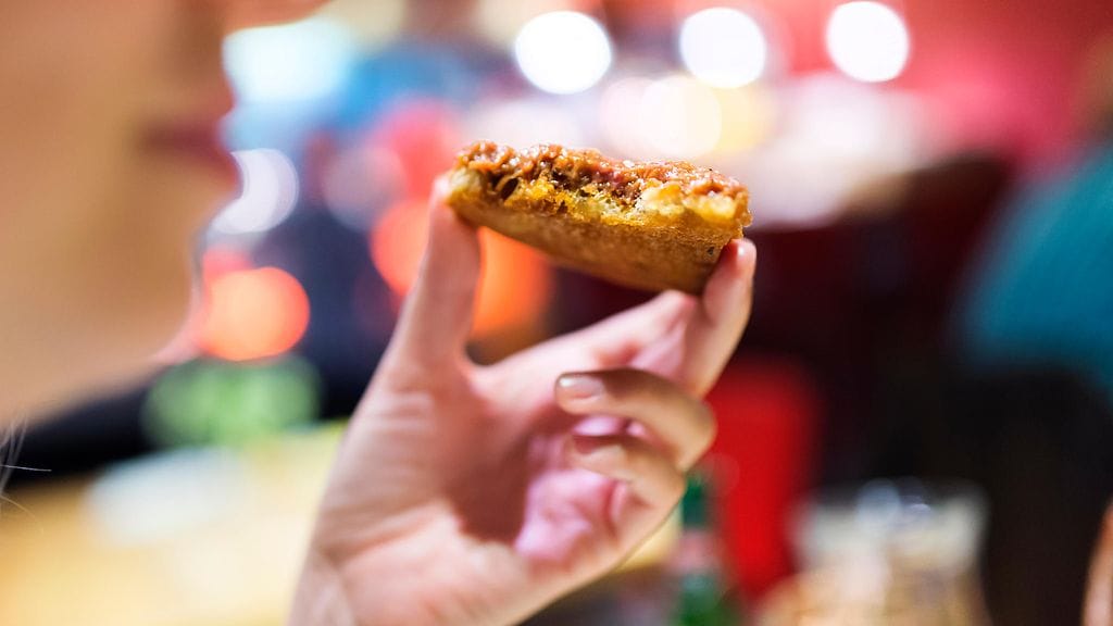 Ihmisillä, jotka söivät hitaasti, oli keskimäärin kapeampi vyötärö. Kuvituskuva.