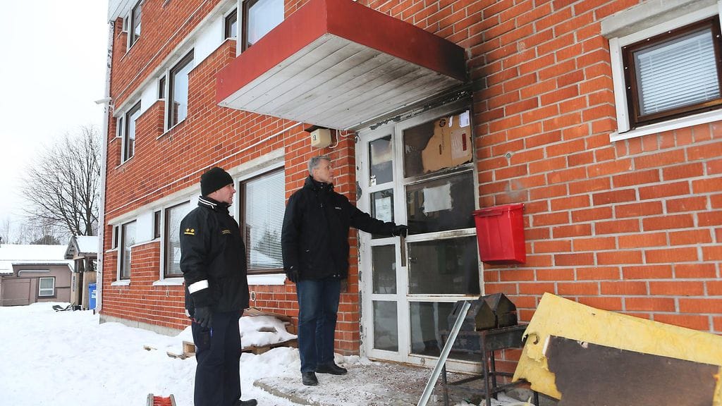 Palomestari Matti Palosaari ja Suomen Punaisen Ristin Länsi-Suomen piirin toiminnanjohtaja Pekka Annala Petäjäveden vastaanottokeskuksella, jonne tehtiin yöllä polttopulloisku.