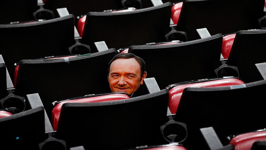 Kevin Spacey on tullut osaksi Florida Panthersia. Fanin jättämä paperipää viime yön pelissä.