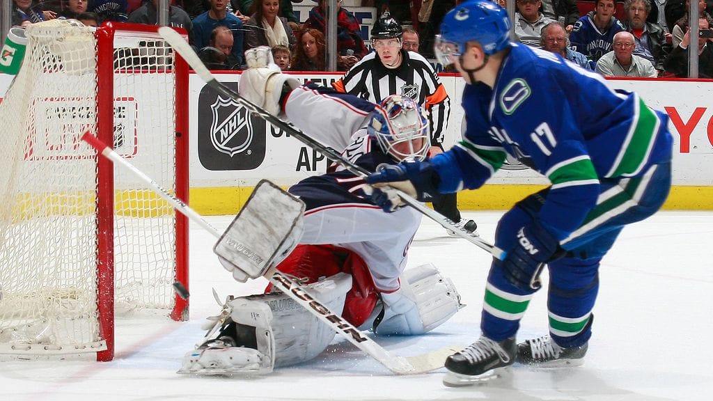 Joonas Korpisalo torjui rankkarikisassa Radim Vrbatan veivit.