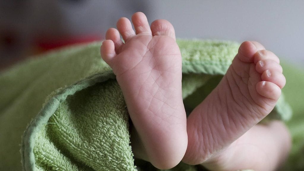 Isä seurasi nelostensa syntymää Facetimen avulla.