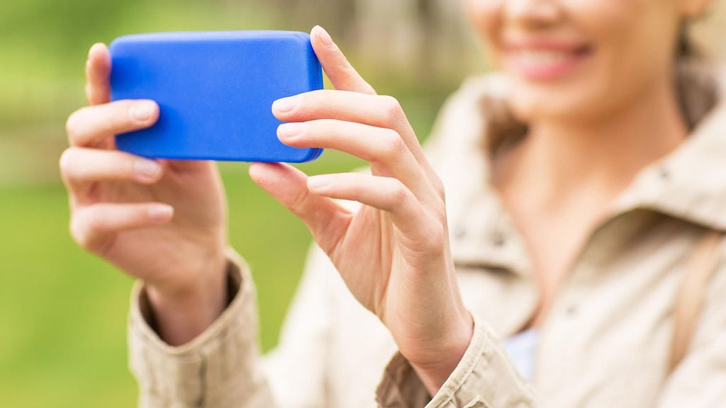 Hannah Smothers kirjoittaa "huijauspoikaystävästään" Cosmopolitan-lehdessä. Kuvituskuva.