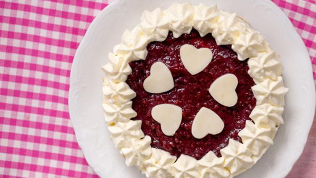 Laskiaisena maistuu myös laskiaiskakku, vaikka pullat ovatkin se perinteisempi versio.