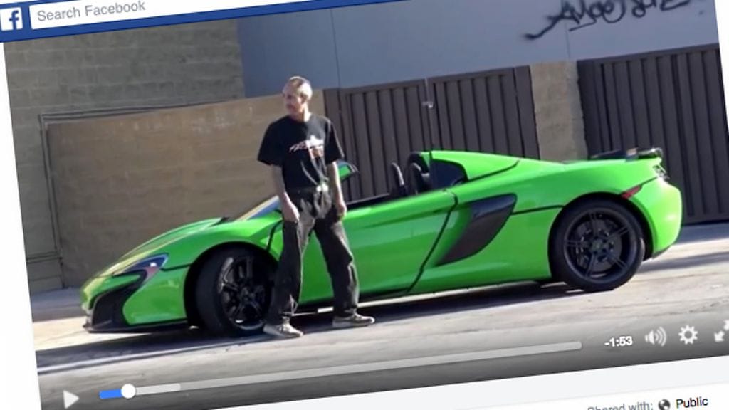 Facebook-kuvakaappaus, joka näyttää autoa himoitsevan miehen pälyilemässä ympärilleen.