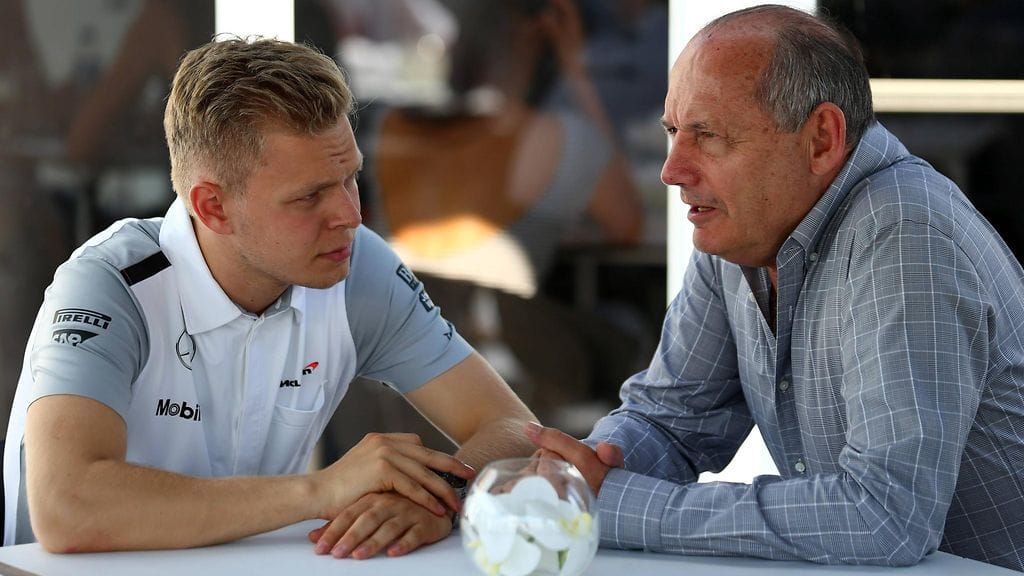 Vuosi 2014: Kevin Magnussen ja McLaren-pomo Ron Dennis.