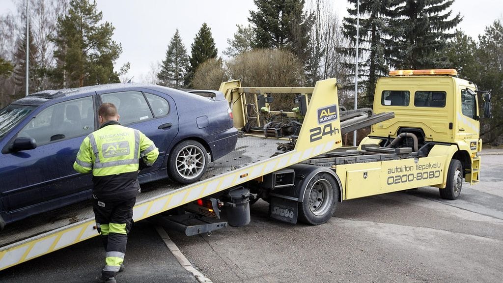 Hinauspalvelu Ruuskasen Tommi Ruuskanen siirtää autoa, joka ei suostunut käynnistymään Lempäälässä 14. huhtikuuta 2014. Tämä auto ei liity artikkeliin.