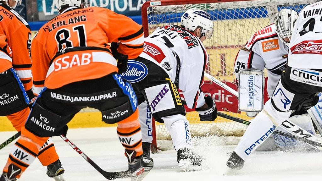 Tähän tapaan Matias Pulli luuti TPS:n takalinjoilla. Tänään 20-vuotias pakki debytoi Bluesin riveissä.