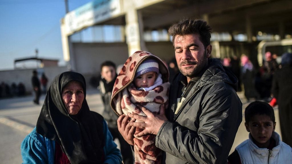 Mies, nainen ja lapsia Bab-Al Salaman kaupungissa lähellä Azazin kaupunkia Pohjois-Syyriassa Turkin rajalla.