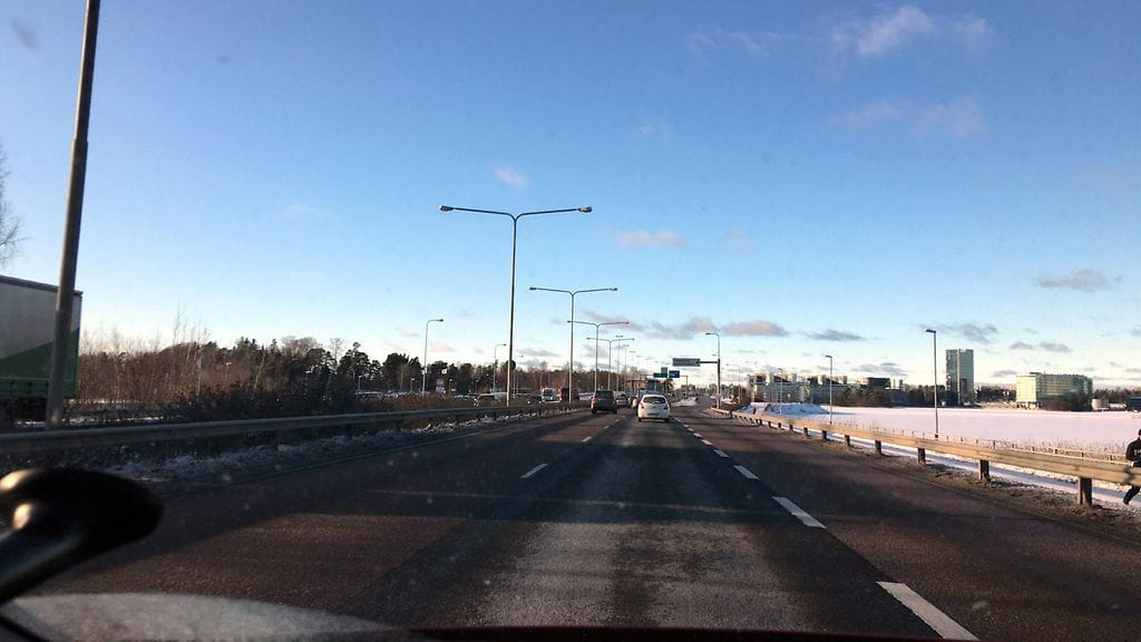 Jutussa oli kyse tutkasta Länsiväylällä Hanasaaren ja Lauttasaaren välisellä suoralla. Tämä kuva on Espoon suuntaan - nopeus mitattiin Helsingin suuntaan.