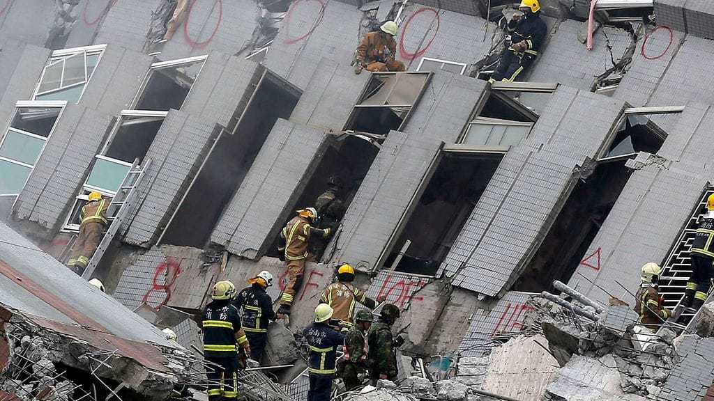 Pelastustyöt romahtaneen asuinrakennuksen uumeniin jääneiden löytämiseksi jatkuvat Taiwanissa.