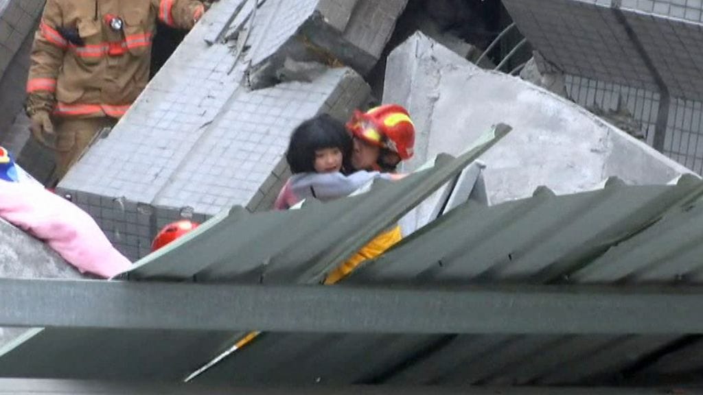 Järistyksen jäljiltä raunioista on pelastettu paljon ihmisiä.