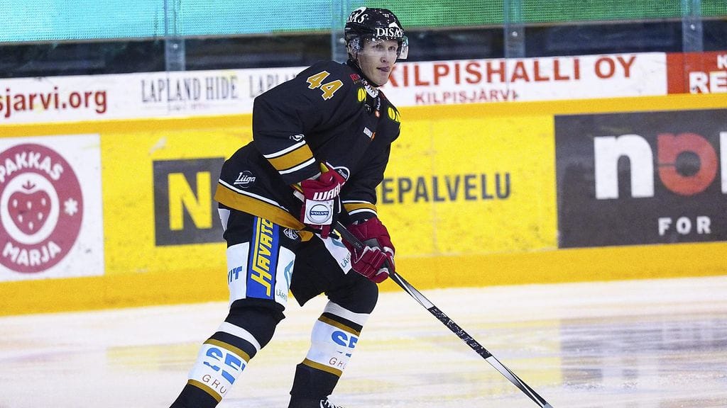 Joni Pitkänen puki pelipaidan päälleen pitkän tauon jälkeen.