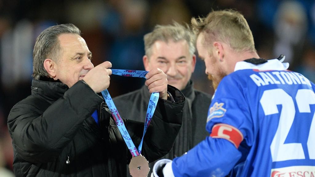 Suoemn kapteeni Ville Aaltonen pokkaamassa MM-hopeaa.