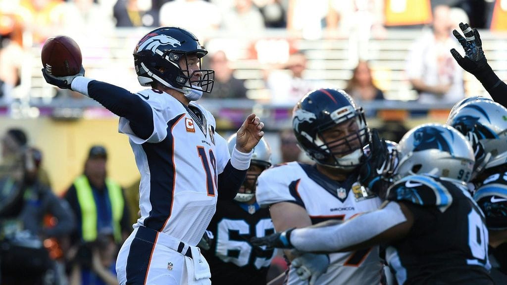 Peyton Manning pallossa kiinni illan ottelussa.