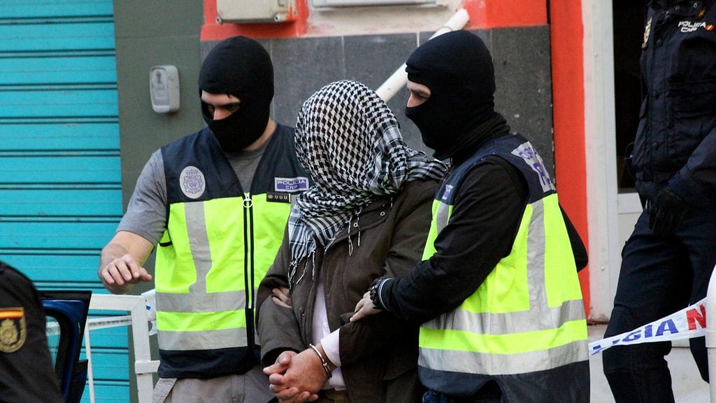 Espanjalaiset poliisit taluttavat jihadismikytköksistä epäiltyä miestä Ceutassa sunnuntaina 7. helmikuuta.