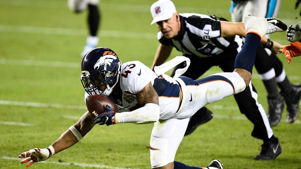 Denver Broncosin T.J. Ward puolustaa tuomari Clete Blakemanin seuratessa vieressä.