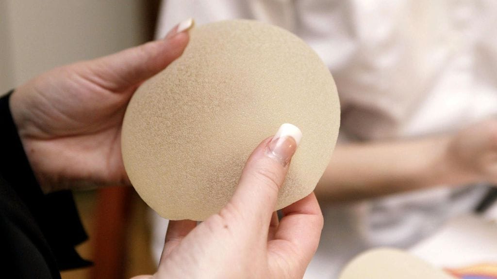 Silikoni-implanteista saattaa olla ajan kanssa paljon haittaa. Kuvituskuva.