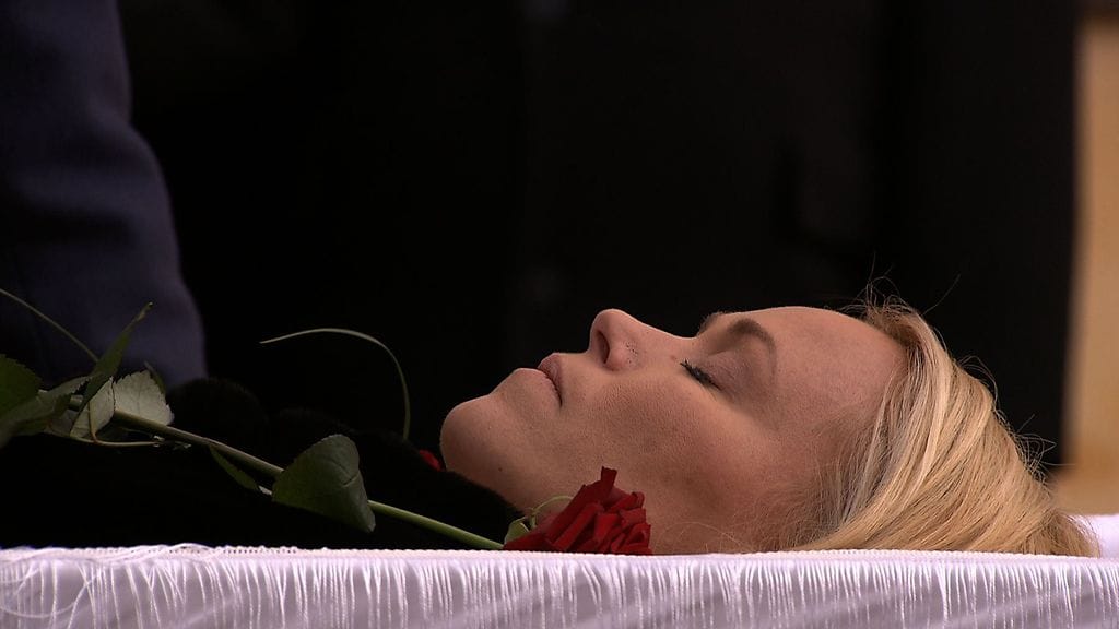 Salatut elämät - Jennin (Anu Palevaara) hautajaiset.