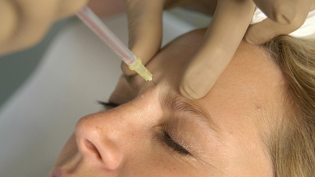 Pistoshoidoissa on siirrytty käyttämään enemmän hyaluronihapon kaltaisia sulavia aineita kuin elimistöön pysyvästi jääviä aineita. Kuvituskuva.