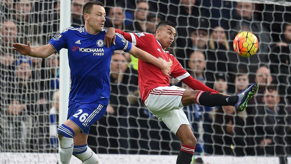 Chelsean John Terry (vas.) ei onnistunut pitämään ManU:n Jesse Lingardia kurissa.