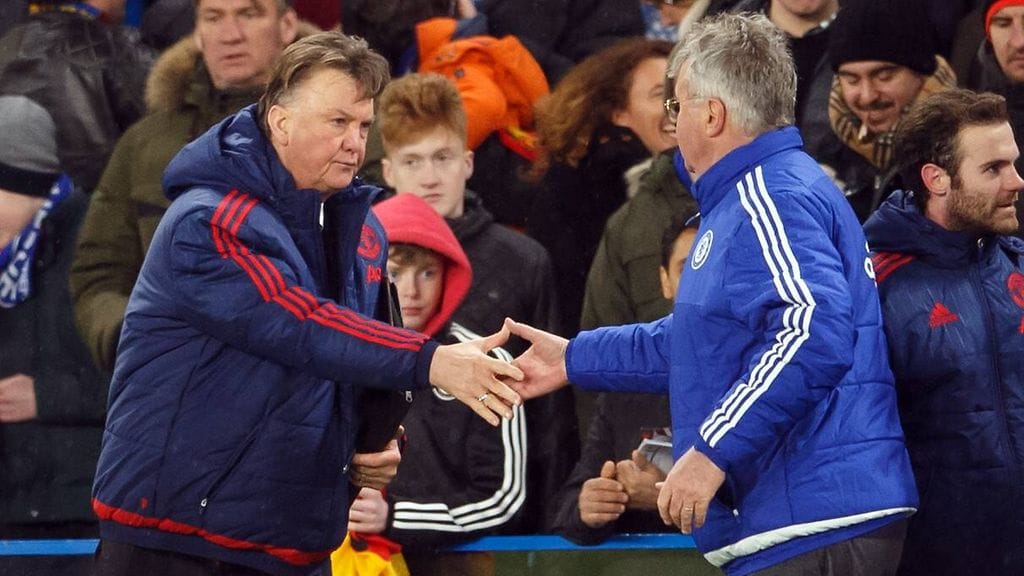 ManUn manageri Louis Van Gaal (vas.) ja Chelsean manageri Guus Hiddink kättelevät.