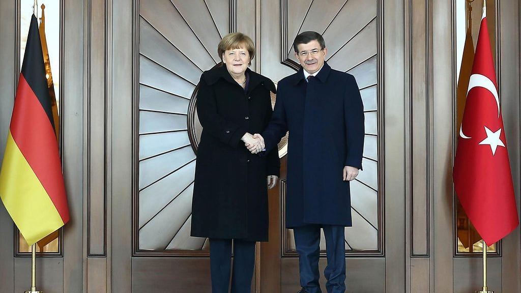 Saksan liittokansleri Angela Merkel ja Turkin pääministeri Ahmet Davutoglu kättelivät tapaamisessaan Ankarassa 8. helmikuuta 2016. Merkel matkustaa jälleen Turkkiin huhtikuussa.