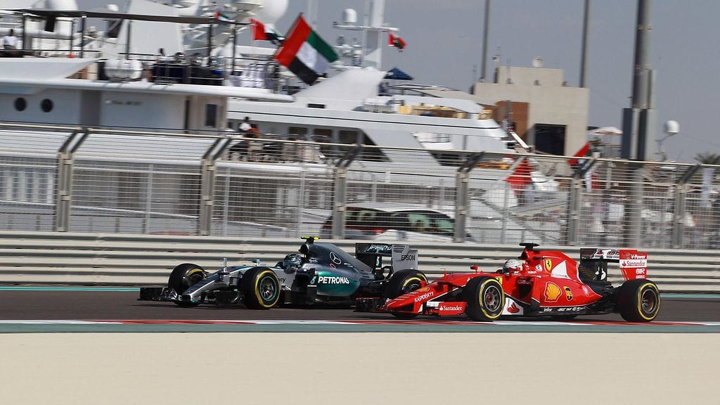 Mercedeksen Nico Rosberg ja Ferrarin Sebastian Vettel vauhdissa.