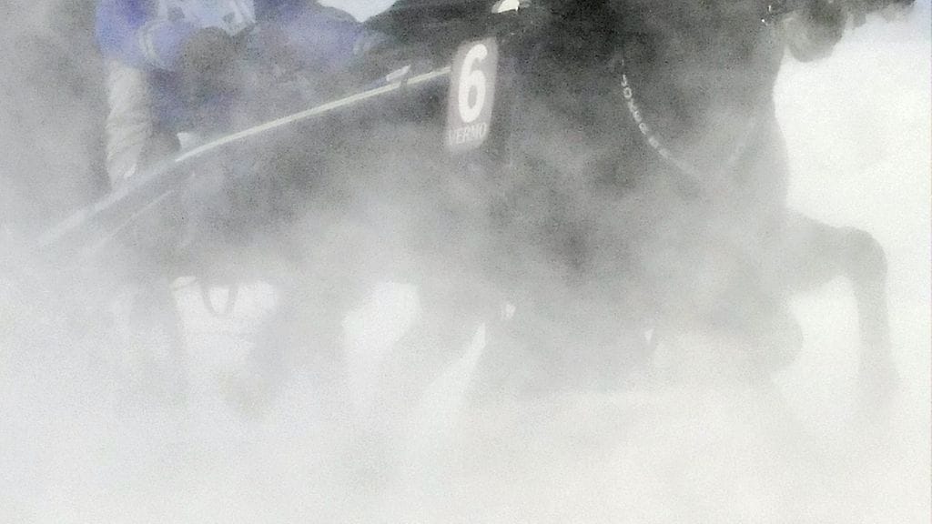 Talvi yllätti Kouvolan raviradan. Kuvituskuva.