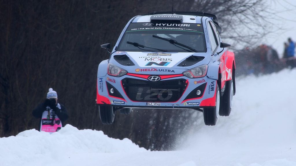 Hyundain Thierry Neuville vauhdissa viime vuoden Ruotsin MM-rallissa.