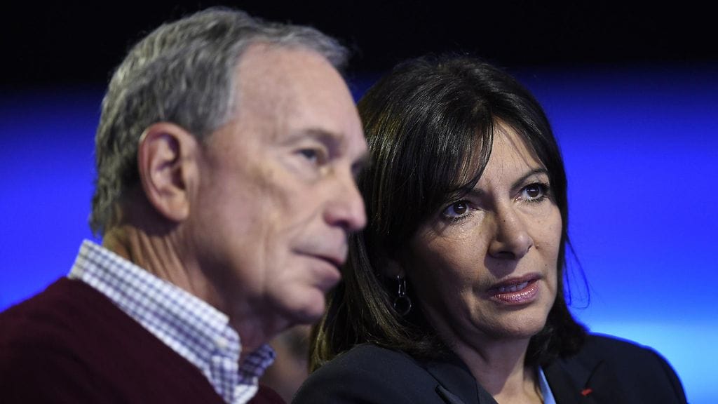 New Yorkin entinen pormestari Michael Bloomberg kuvattuna Pariisin pormestarin Anne Hidalgon kanssa joulukuussa 2015.