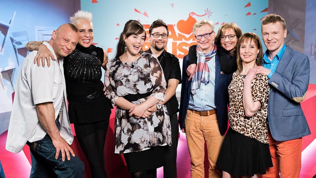 Elämä pelissä -ohjelman parit vasemmalta oikealle: Olli Väätäinen ja Wilma Schlizewski, Ninja Sarasalo ja Yoshiki Tamura, Olli Tola ja Lena Meriläinen sekä Heidi ja Toni Nieminen.