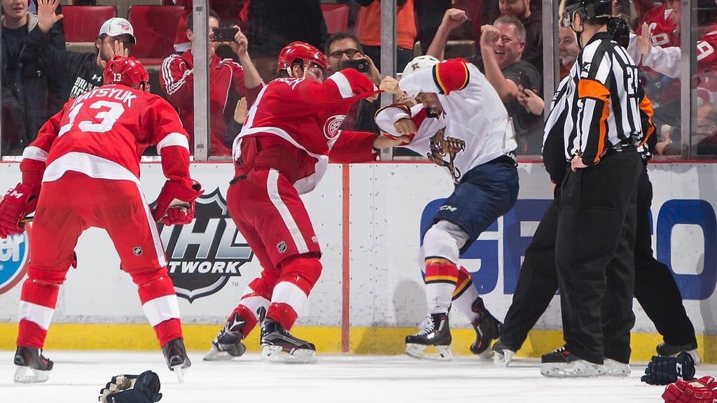 Justin Abdelkader joutui pudottamaan hanskat Aleksander Barkoville antaman taklauksen jälkeen.