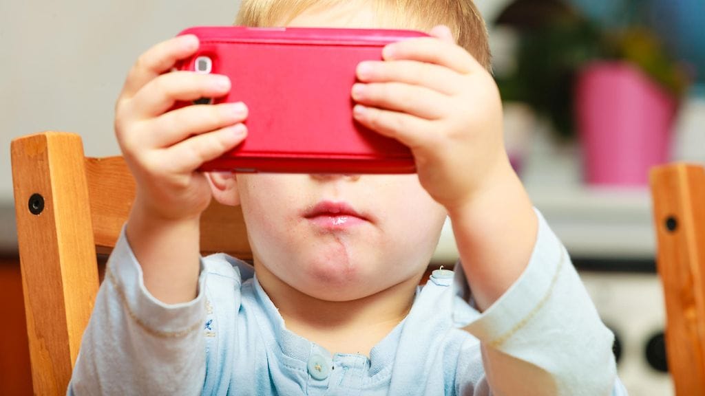 Joka kolmannes vanhempi ei tiedä mitä hänen lapsensa tekee netissä. Tiedätkö sinä?