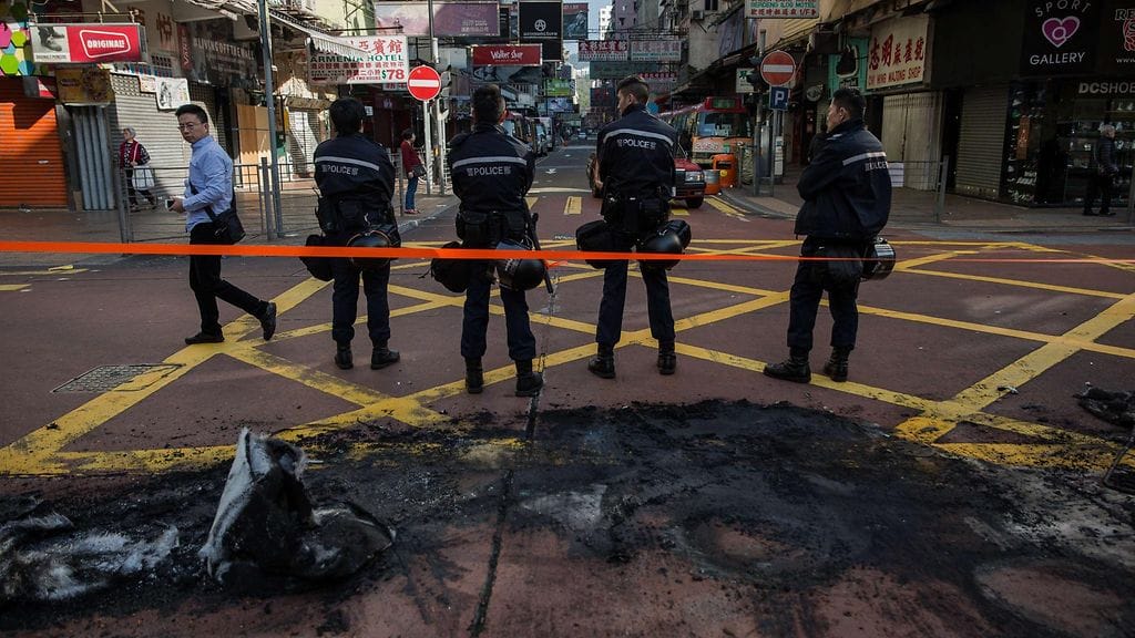 Poliisi vartioi yhteenottojen jälkeen eristettyä aluetta Hongkongissa 9. helmikuuta 2016.