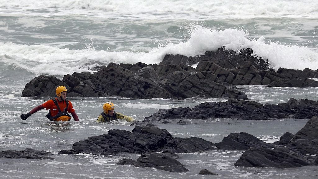 Pelastustyöntekijät jatkoivat aaltojen sieppaaman pikkupojan etsintöjä Espanjassa Naviassa 9. helmikuuta 2016.