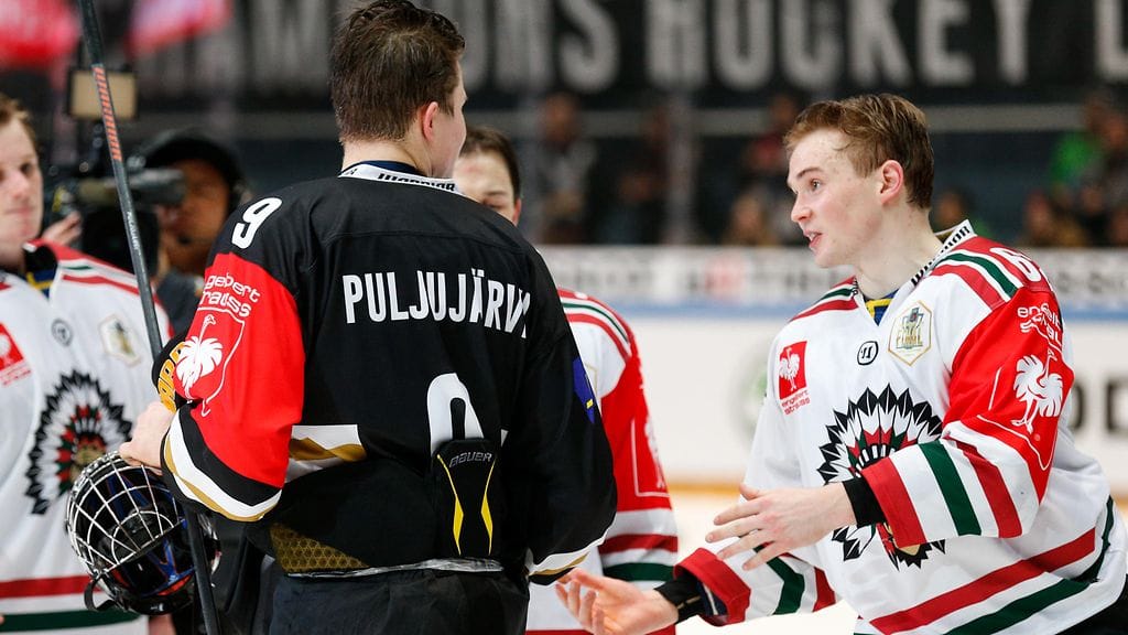 Frölundan Artturi Lehkonen jävi Kärppien Jesse Puljujärven juttusilla ottelun ratkettua.