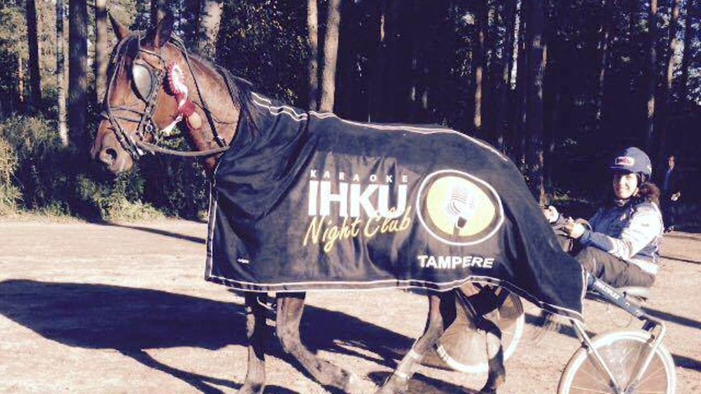 Jasulito kilpaili viime kaudella 14 kertaa, joista lähes 80 prosenttia toi Toto-sijan. Kuvassa valmentaja Sari Fors iloitsee suojattinsa kärryillä Teivon lokakuisesta täysosumasta.