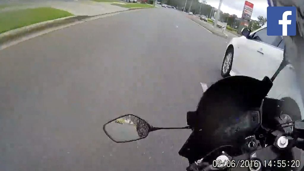 Moottoripyöräilijä kaarsi suoraan viereistä autoa kylkeen.