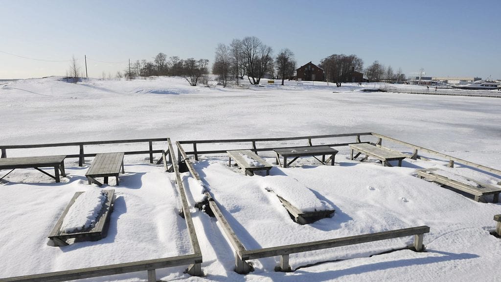 Murtovaras vajosi jäihin Uunisaaren edustalla Helsingissä. Kuvia maaliskuulta 2012.