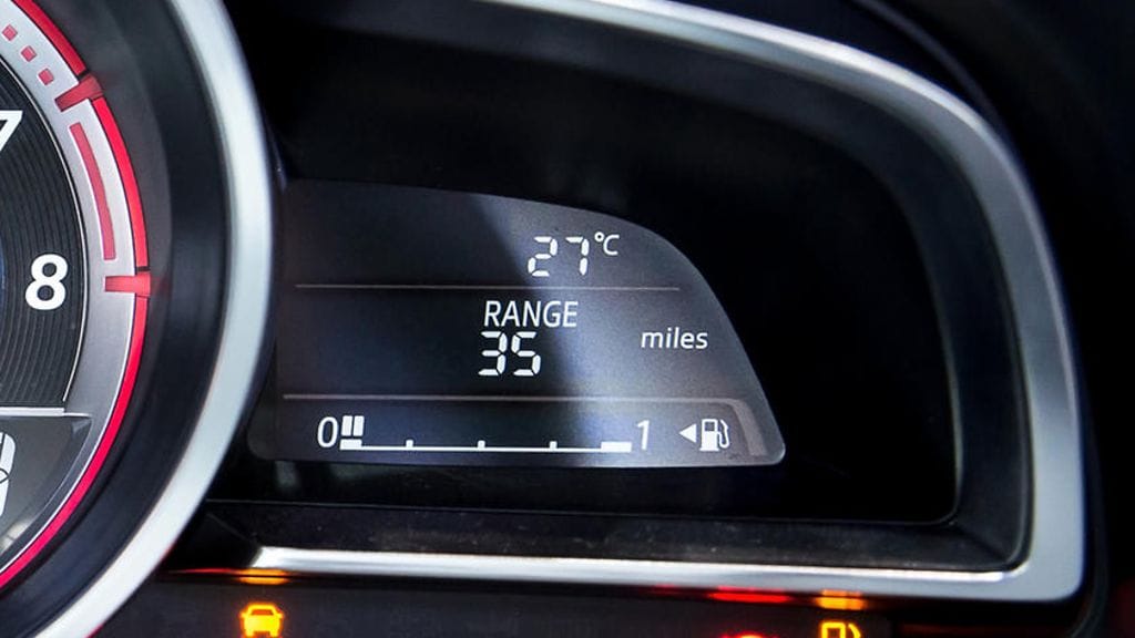 Bensamittarin symbolin vieressä on nuoli ilmoittamassa tankin luukun sijainnin.